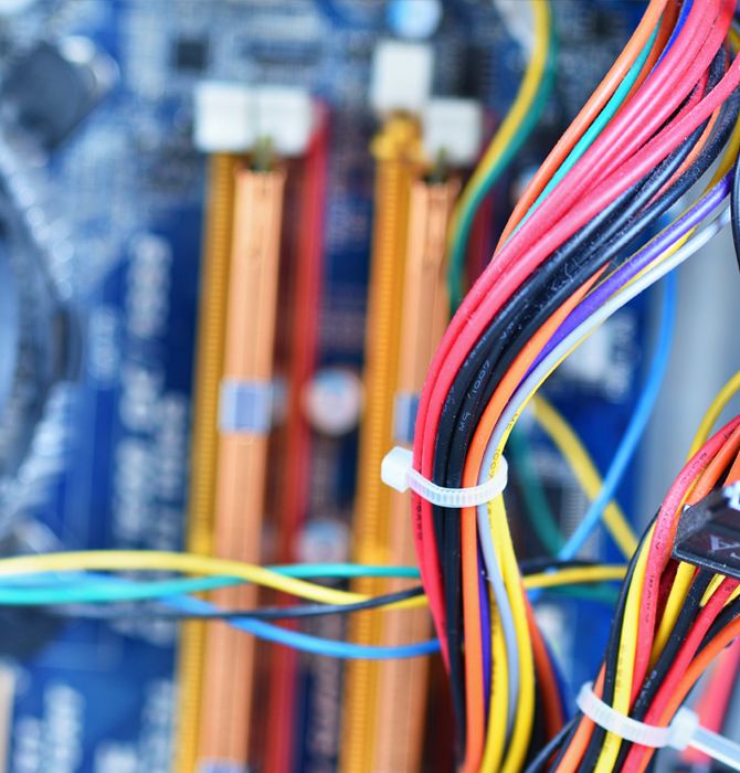 Cabluri electrice ordonate într-un tablou de apartament din București