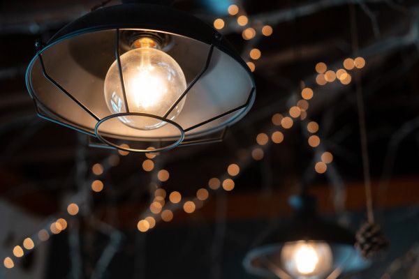 Corpuri de iluminat decorative cu becuri Edison montate pe tavan