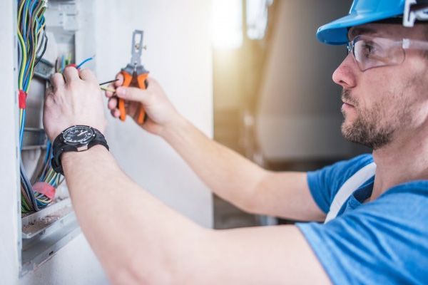 Electrician autorizat ANRE montând un tablou electric nou
