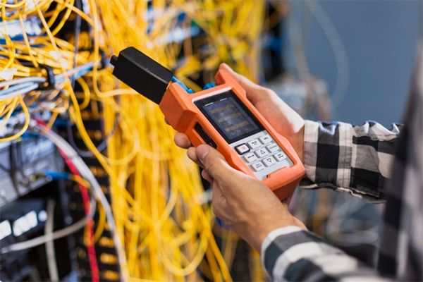 Măsurarea unei instalații electrice cu aparat de test profesional