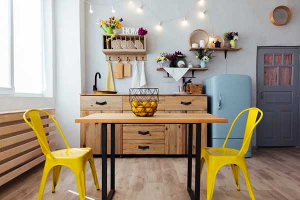 Prize și iluminat montate într-o bucătărie de apartament