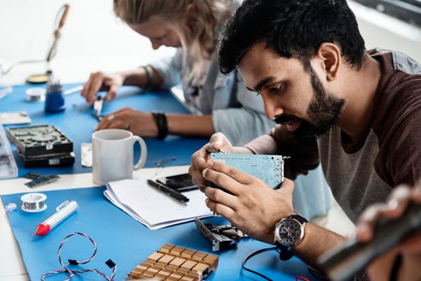 Reparații de componente electrice în atelier