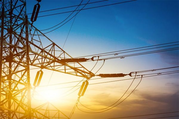 Rețea electrică de înaltă tensiune la apus, lângă București